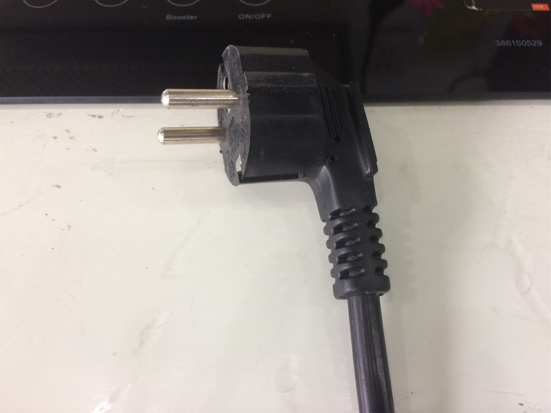 phích cắm điện của bếp