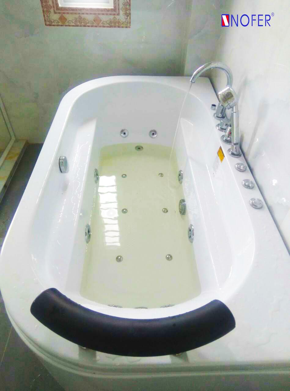 Hệ thống nút điều khiển của chiêc bồn tắm VR-102